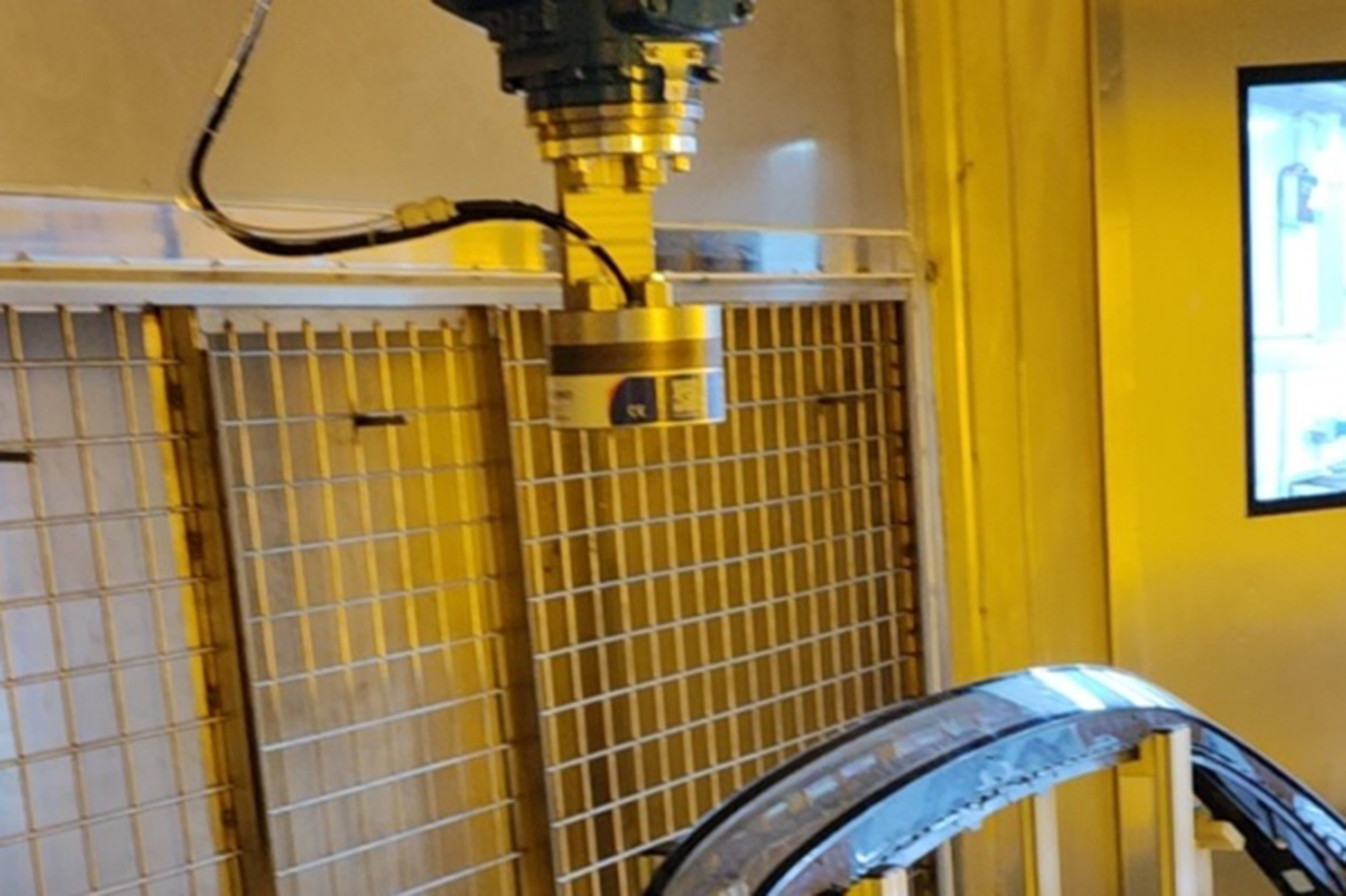 智能清洁革命：机械臂“吹”掉灯罩上的灰尘和静电