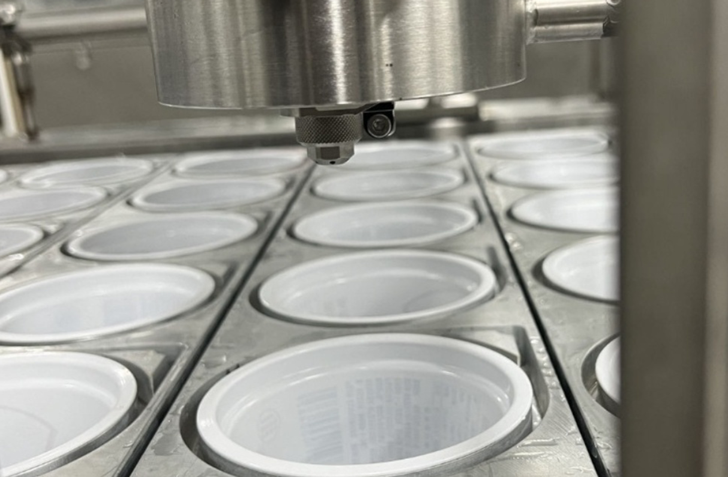 使用离子风清洁的酸奶碗