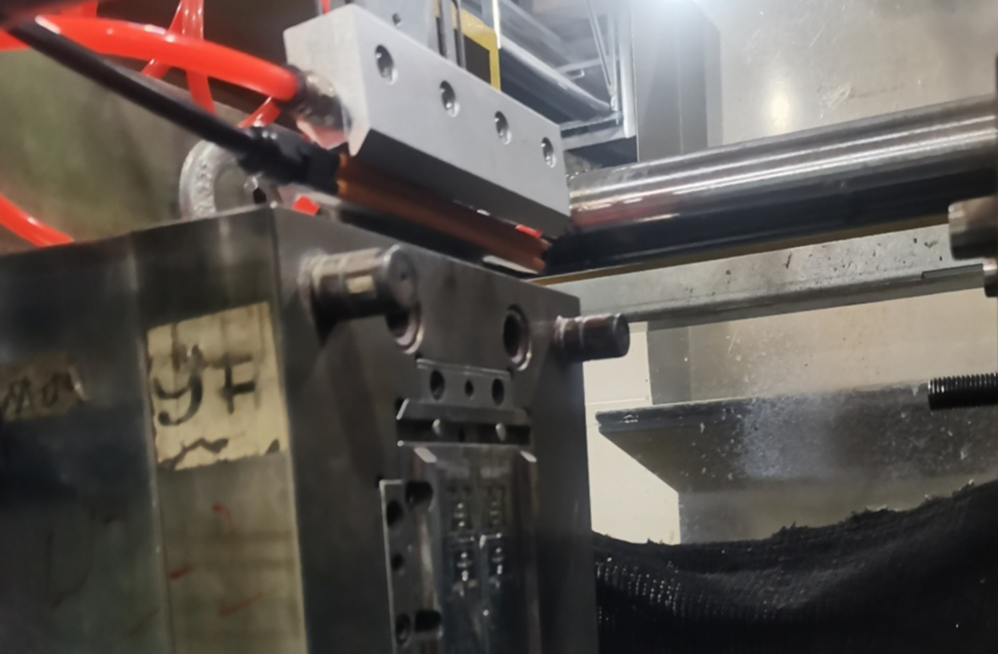Electrostatic removal of lightweight injection molded parts