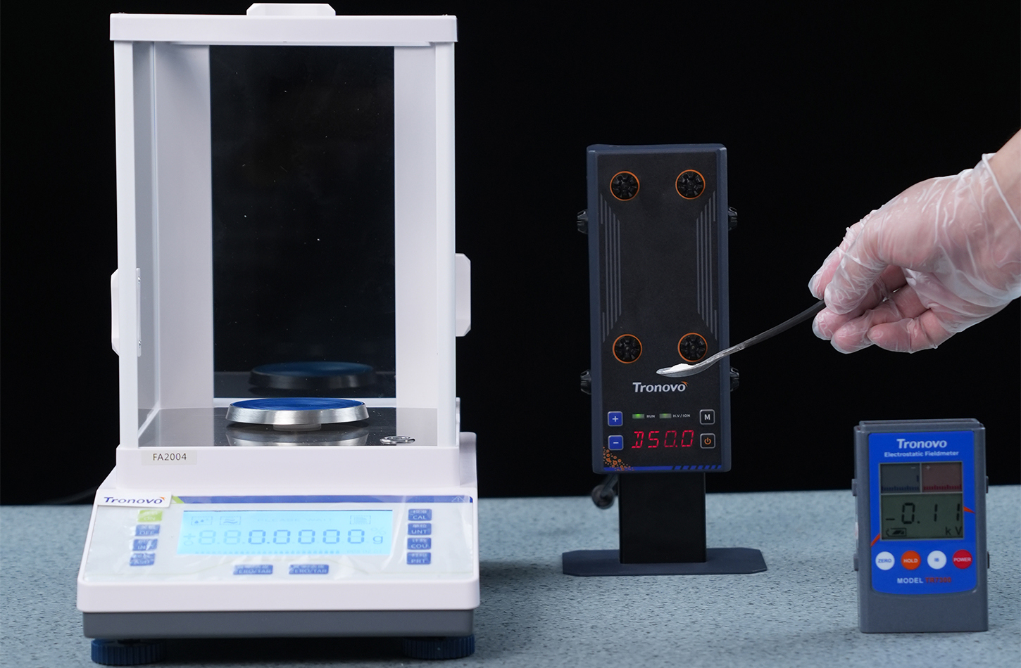 Space static eliminator to solve the problem of precision weighing of pharmaceutical powder